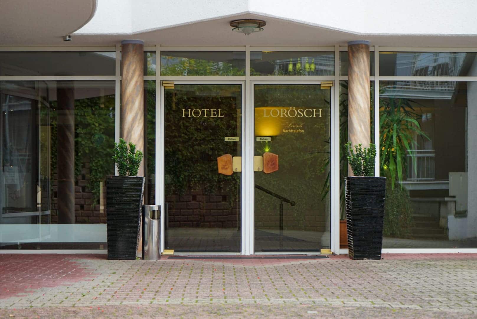 Eingang des Hotels Lorösch mit Glastüren und goldener Beschriftung