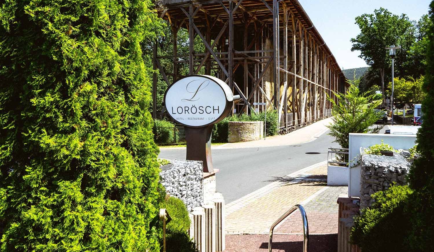 Lorösch-Schild vor dem Gradierwerk in Bad Orb im Sommer