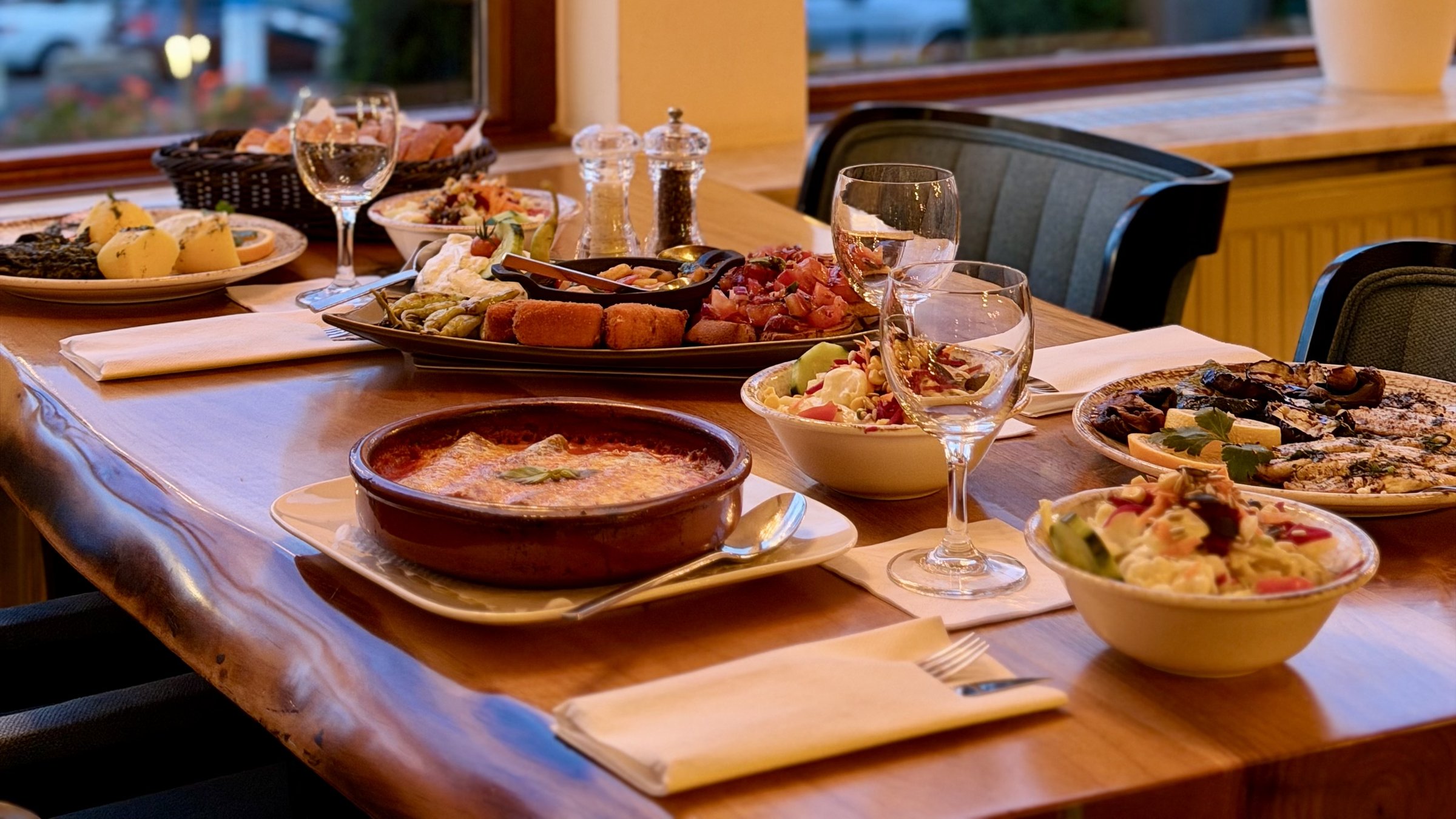 Gedeckter Tisch im Restaurant Lorösch am Abend mit Blick auf die Terrasse